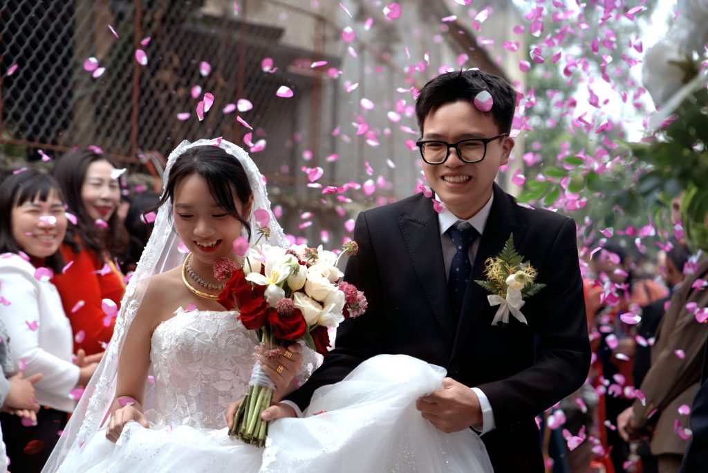 Điều Kiện Bảo Lãnh Vợ/Chồng